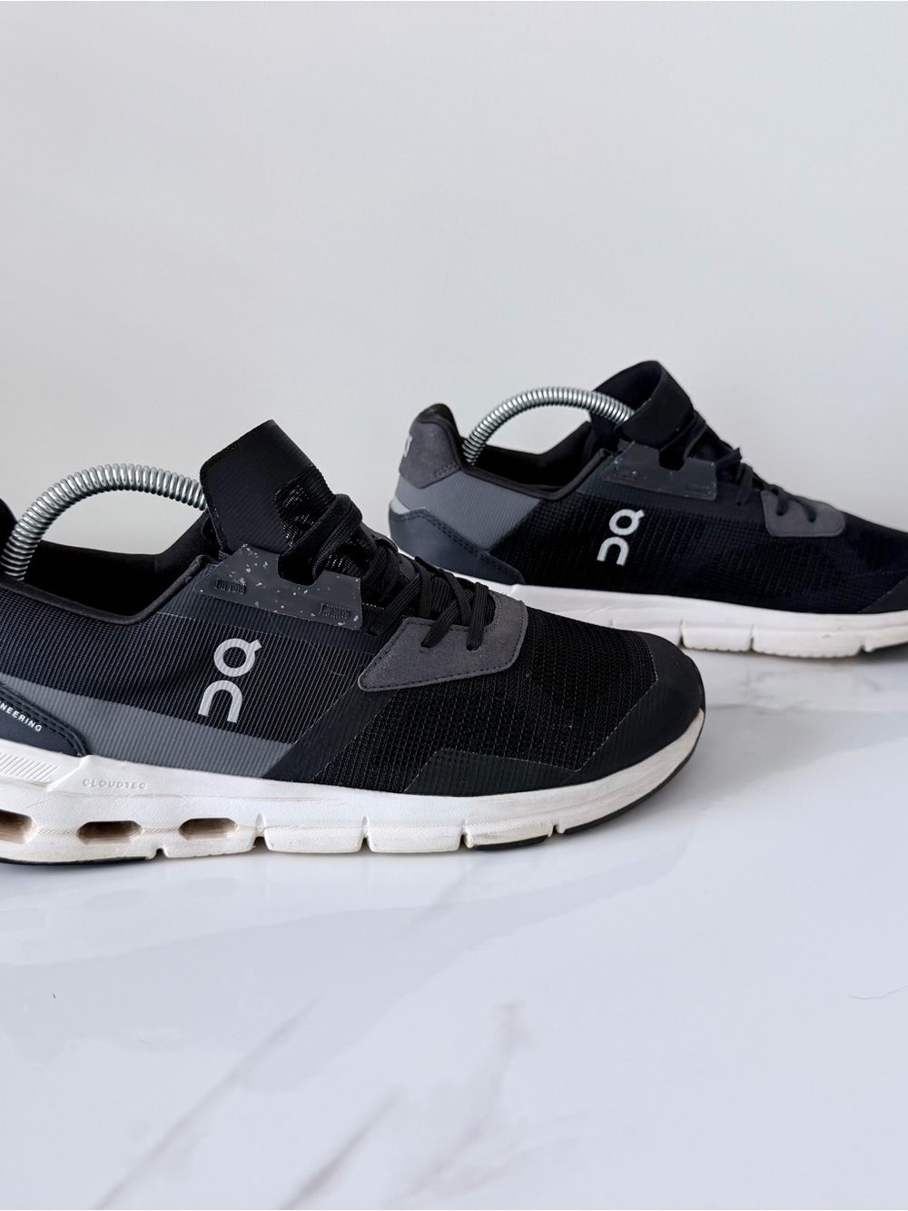 On Cloudrift Women’s Size 10 sneakers in Black/White colorway